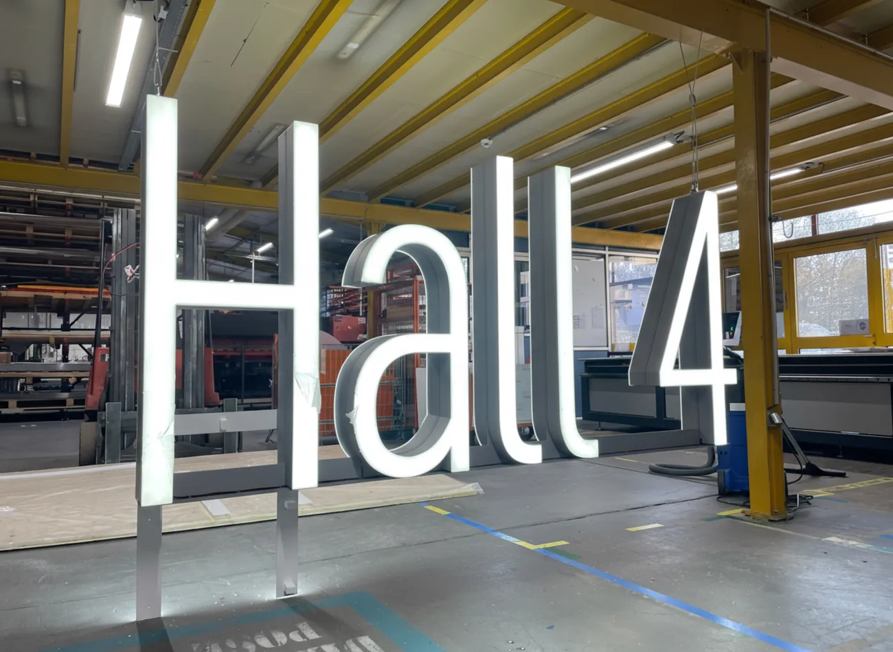 Lettres boîtiers Hall 4 en atelier
