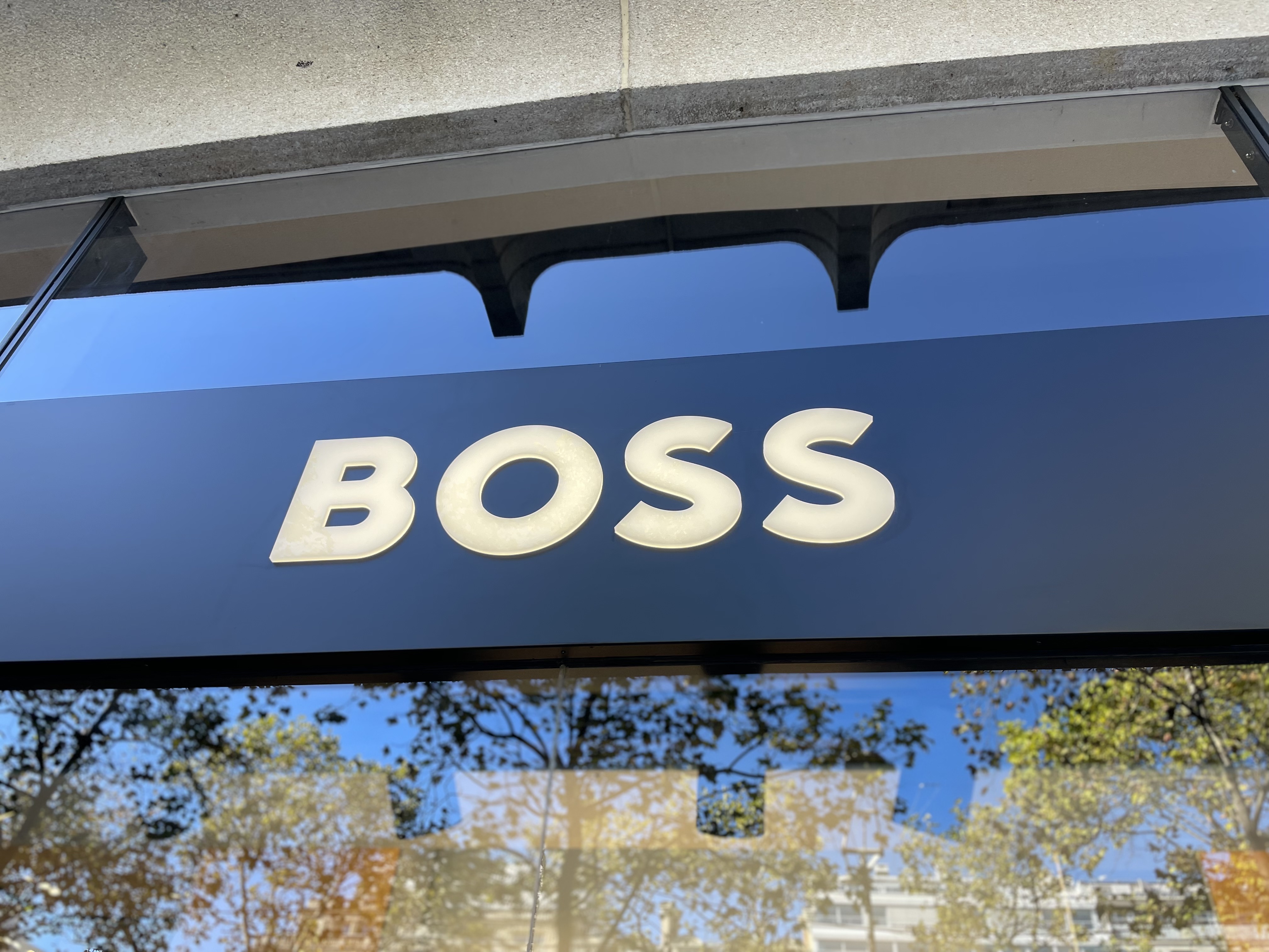 Enseigne lumineuse Hugo Boss lettres boîtiers LED rétro-éclairées - Kappeler Enseignes