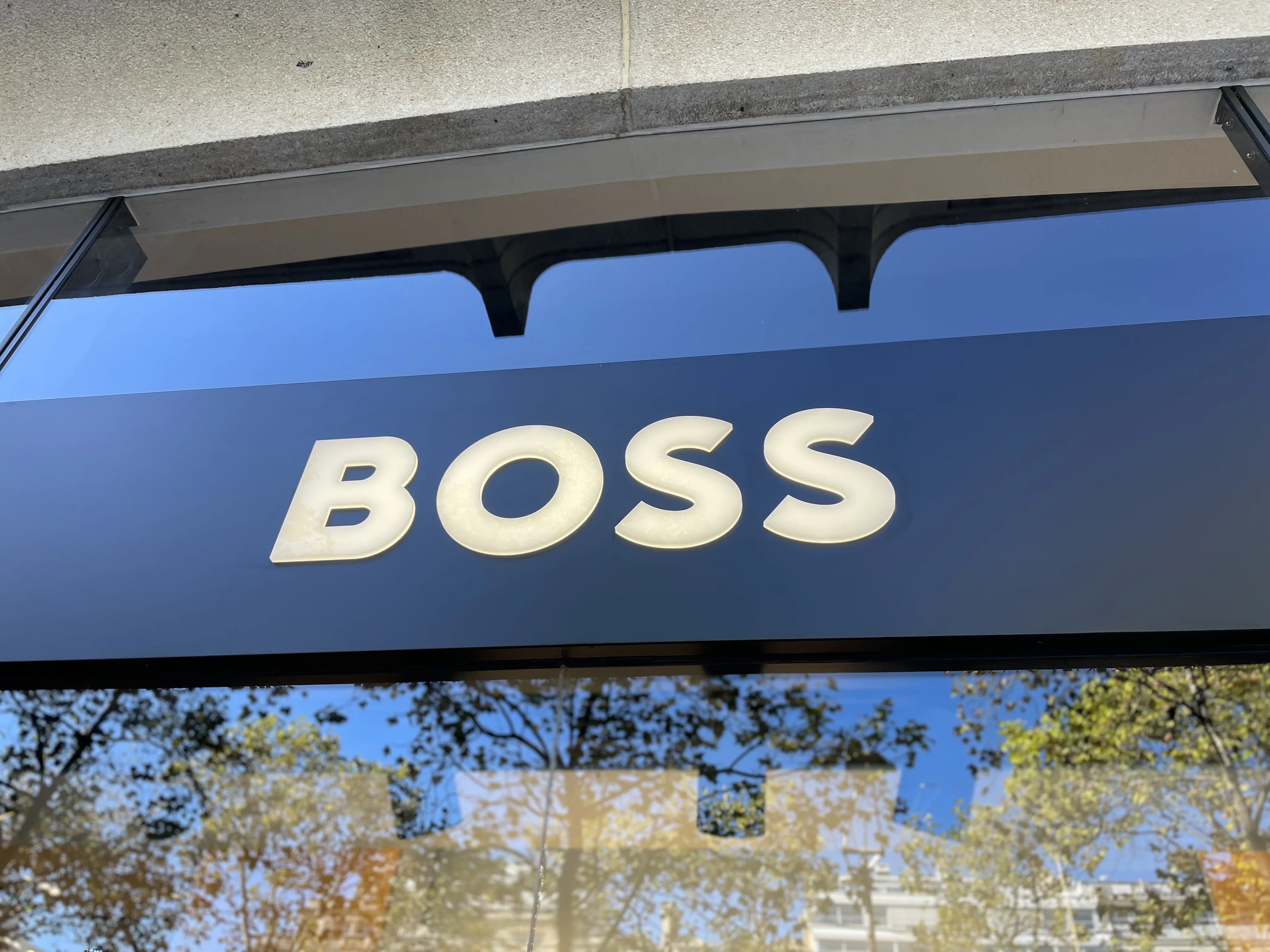 Enseigne lumineuse Hugo Boss lettres boîtiers LED rétro-éclairées - Kappeler Enseignes Enseigne lumineuse Hugo Boss lettres boîtiers LED rétro-éclairées - Kappeler Enseignes