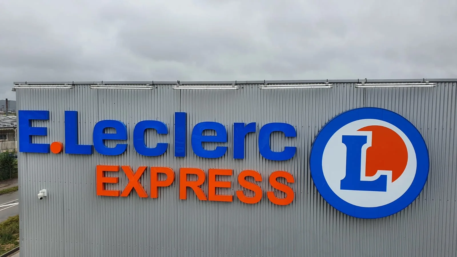 Enseigne lumineuse E.Leclerc façade magasin - Kappeler fabricant enseignes Enseigne lumineuse E.Leclerc façade magasin - Kappeler fabricant enseignes