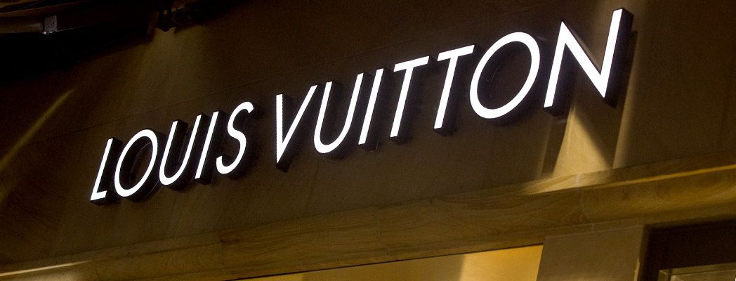 Enseigne lumineuse Louis Vuitton en lettres laiton rétro-éclairées - Fabricant Kappeler