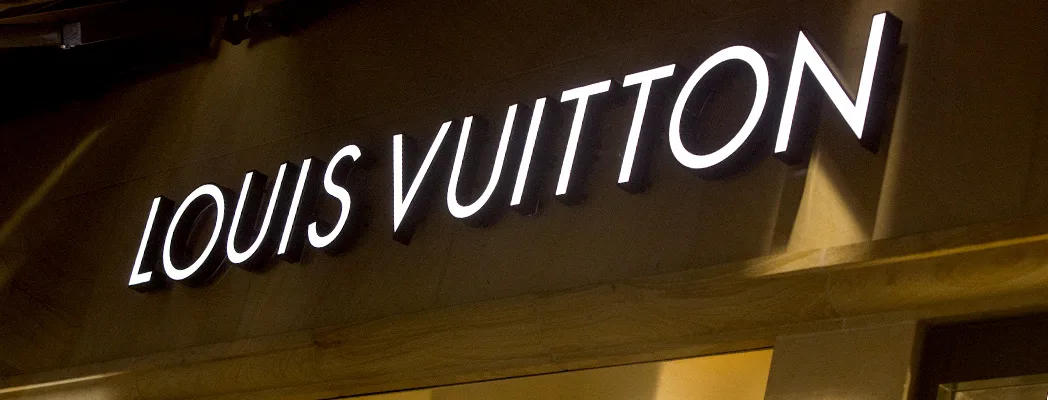 Enseigne lumineuse Louis Vuitton en lettres laiton rétro-éclairées - Fabricant Kappeler Enseigne lumineuse Louis Vuitton en lettres laiton rétro-éclairées - Fabricant Kappeler