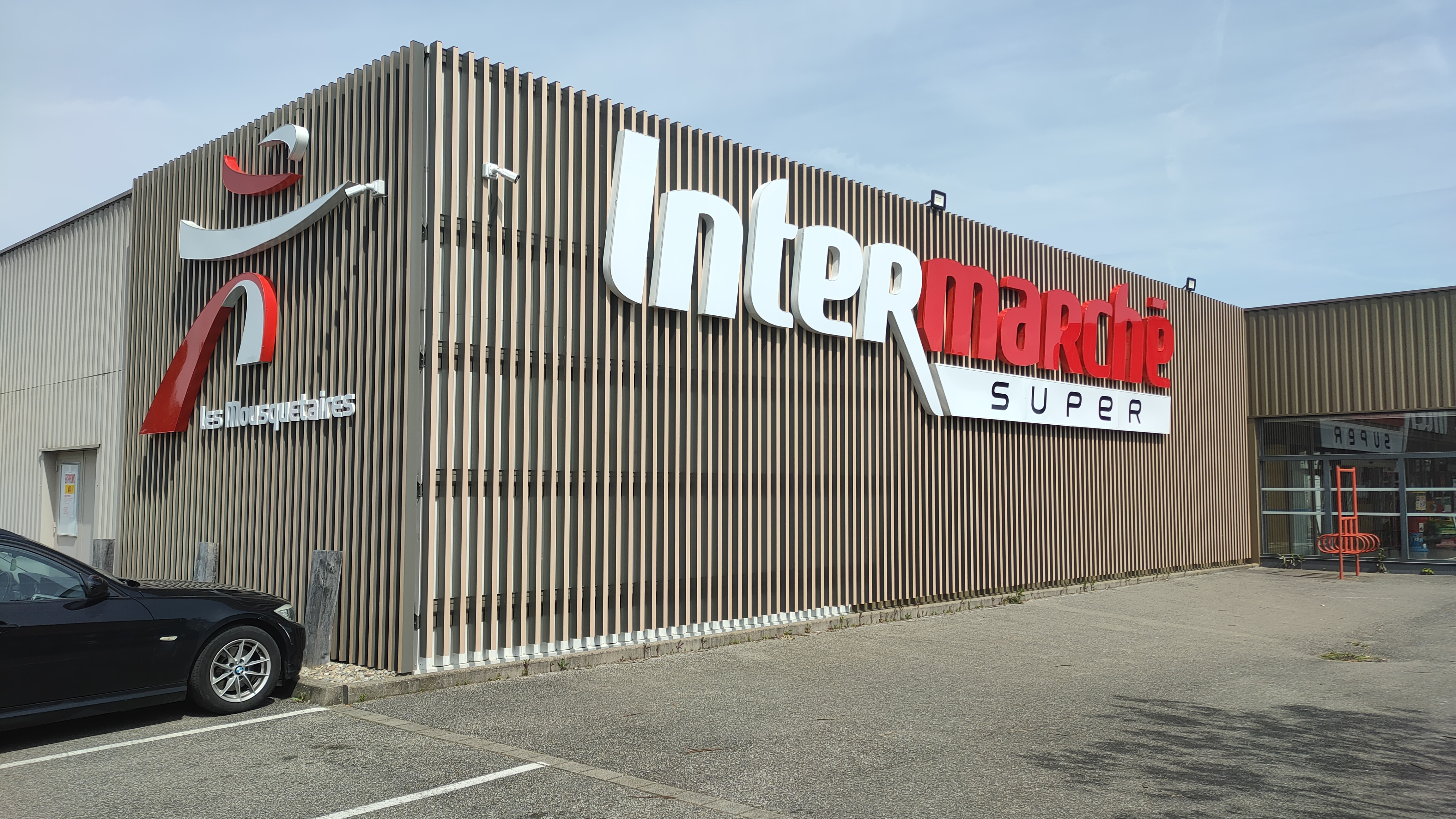 Habillage façade Intermarché bardage bois moderne - Kappeler rénovation façade commerciale