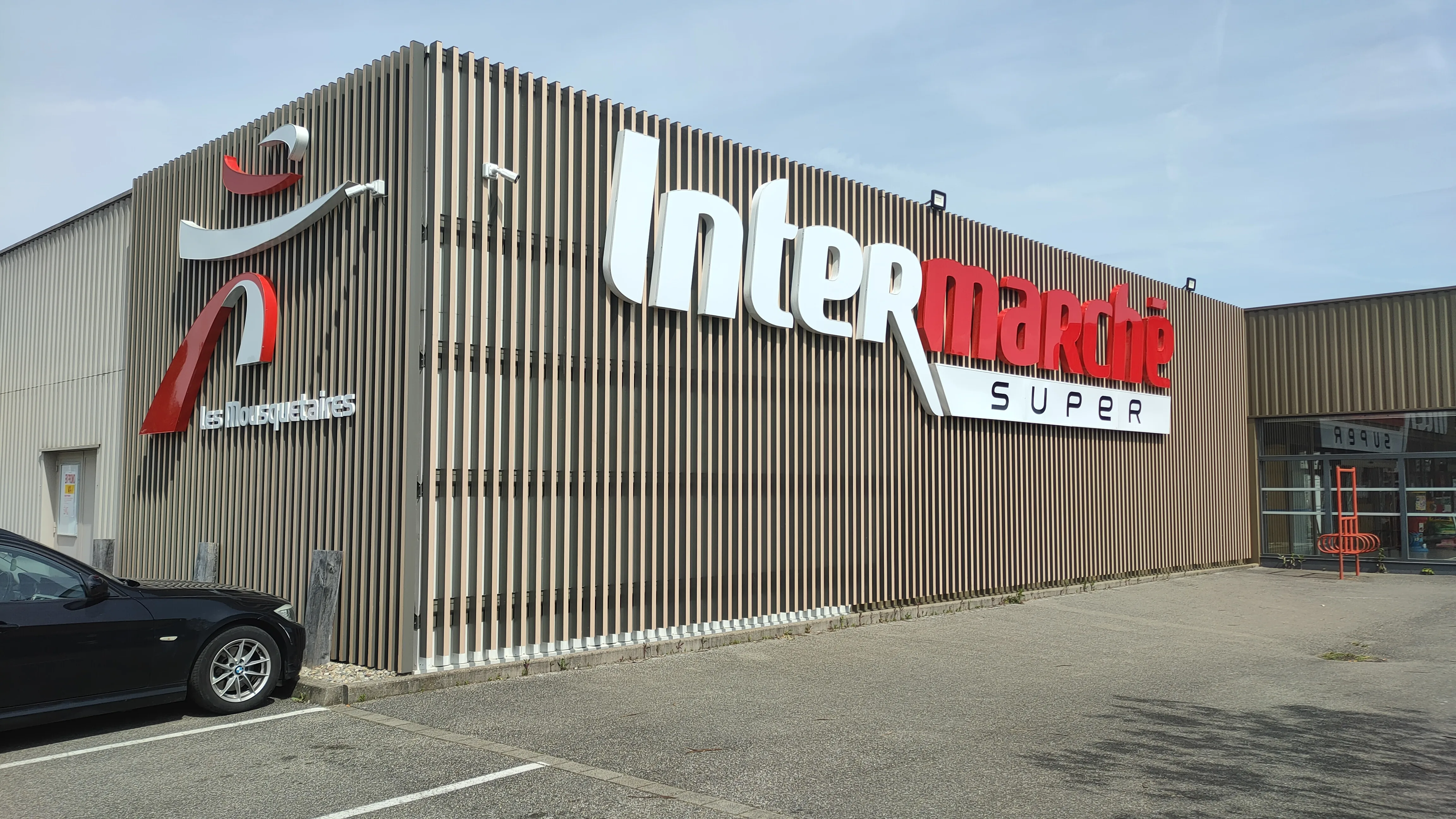 Habillage façade Intermarché bardage bois moderne - Kappeler rénovation façade commerciale Habillage façade Intermarché bardage bois moderne - Kappeler rénovation façade commerciale