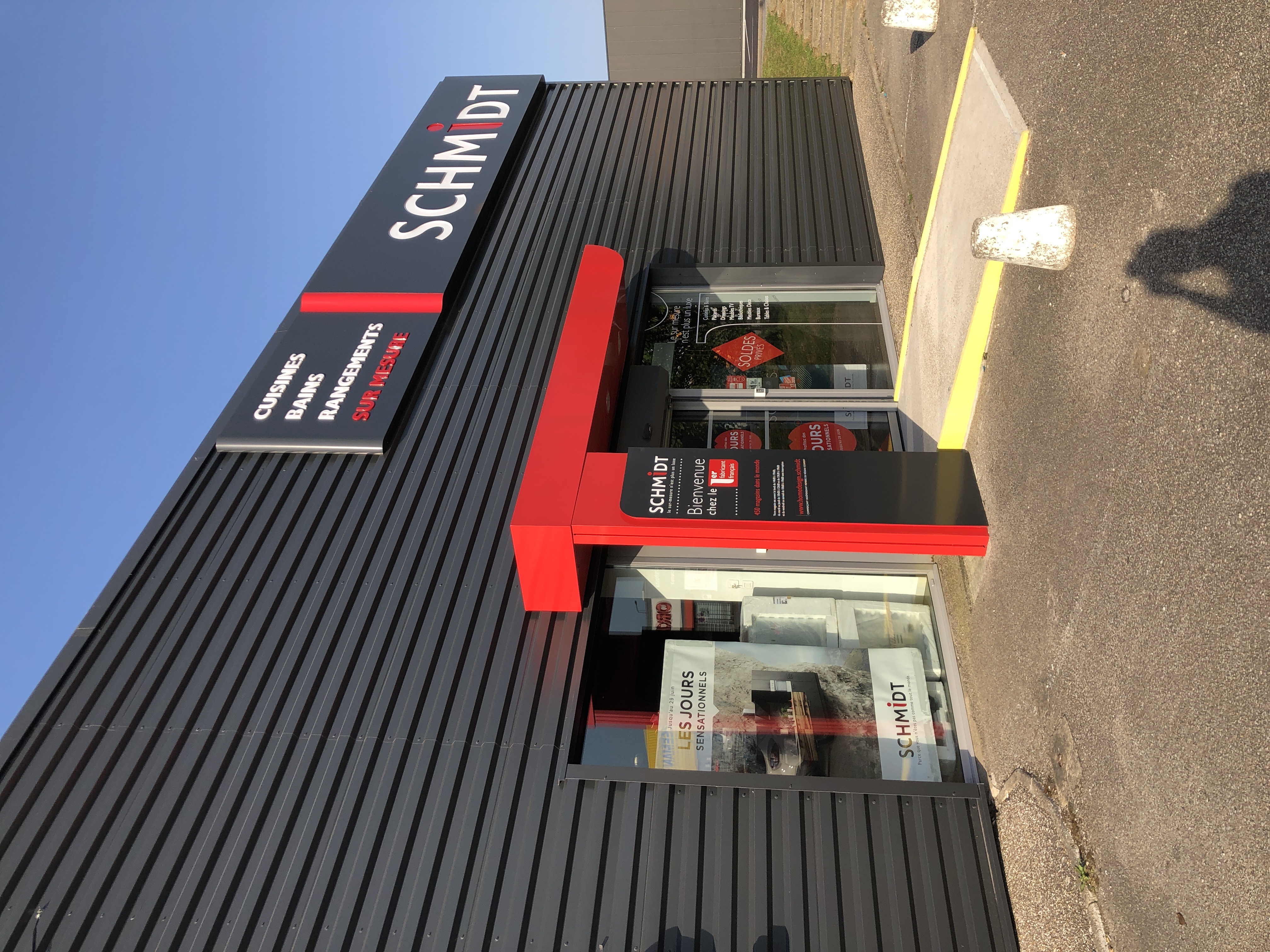 Habillage façade Schmidt Cuisines avec enseigne intégrée - Kappeler projet clé en main