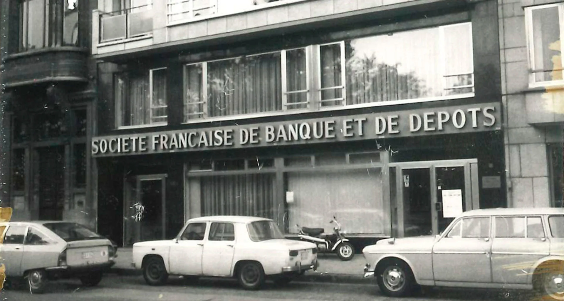 Enseigne réalisée par Néon Kappeler dans les années 1960 — Société Française de Banque et de Dépôts Enseigne réalisée par Néon Kappeler dans les années 1960 — Société Française de Banque et de Dépôts
