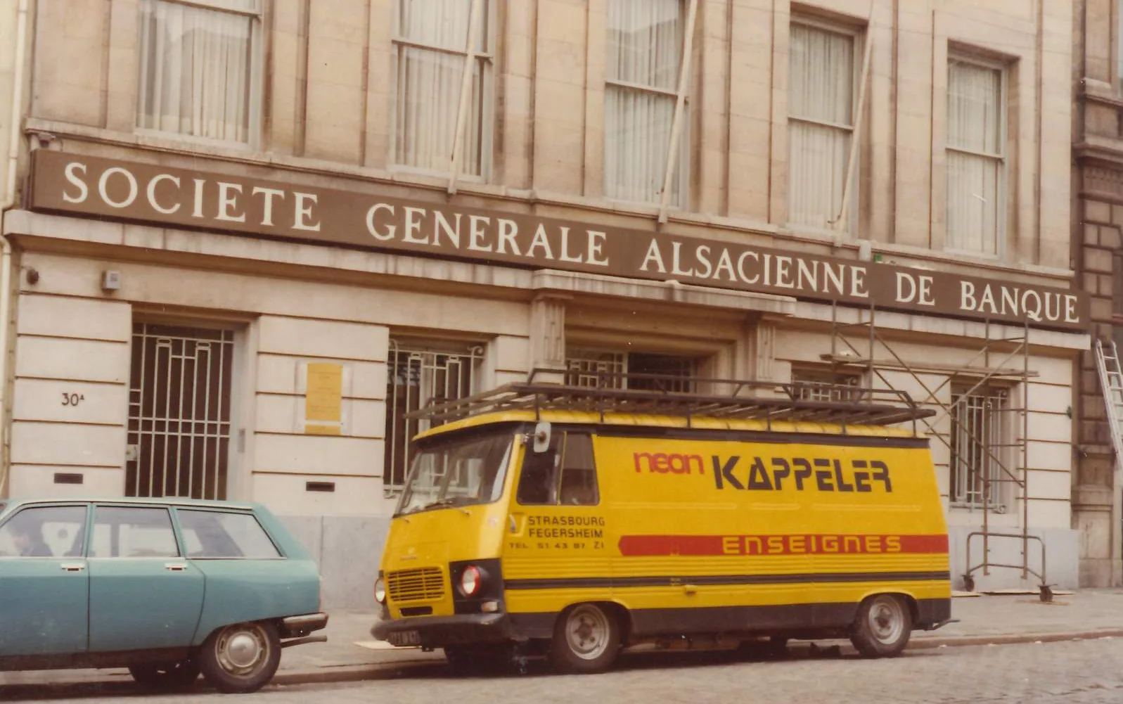 Intervention en ville d'une pose d'enseigne par Néon Kappeler — Société Générale Alsacienne de Banque Intervention en ville d'une pose d'enseigne par Néon Kappeler — Société Générale Alsacienne de Banque