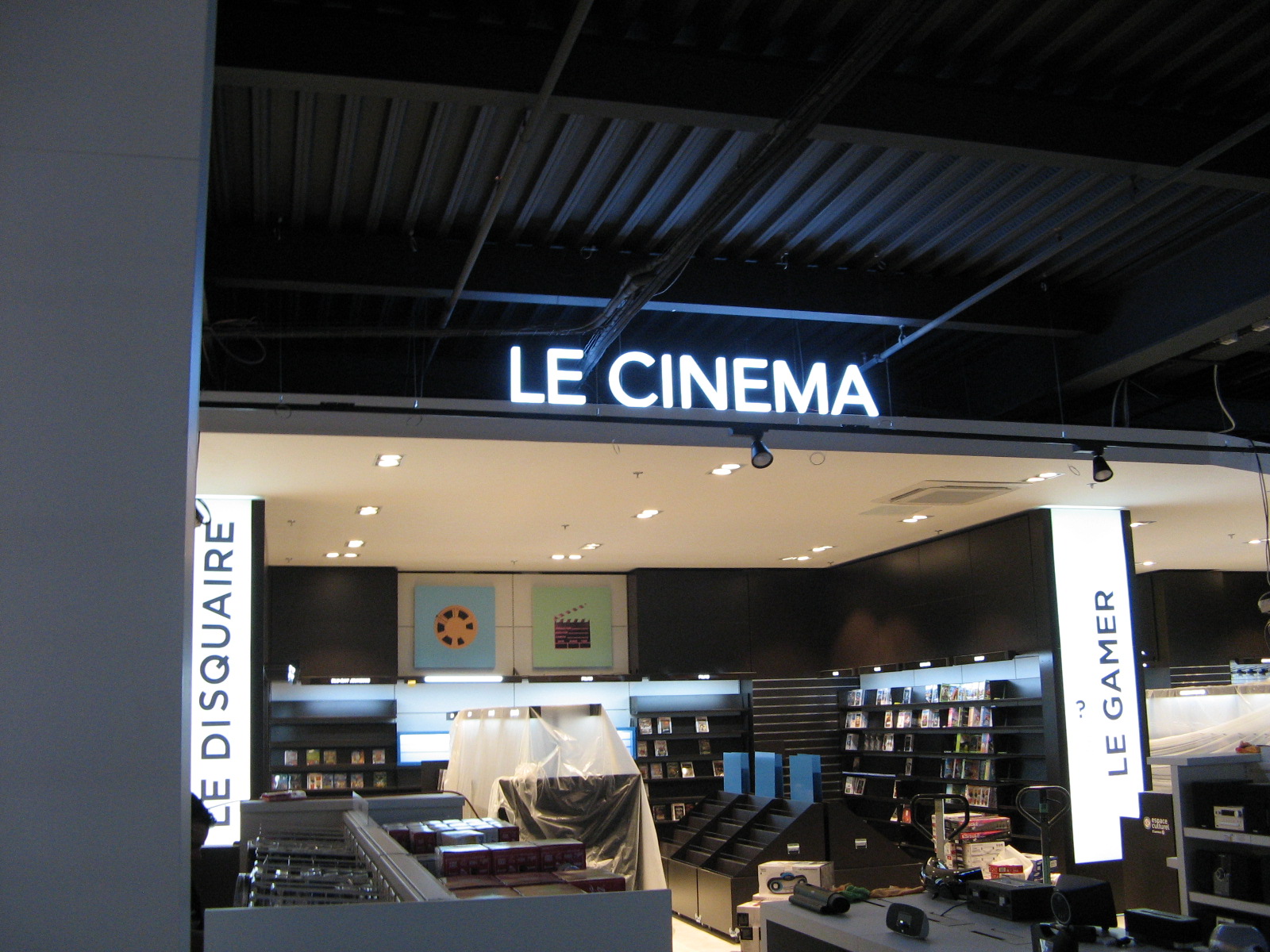 Signalétique intérieure cinéma E.Leclerc espace culturel - Kappeler signalétique commerciale