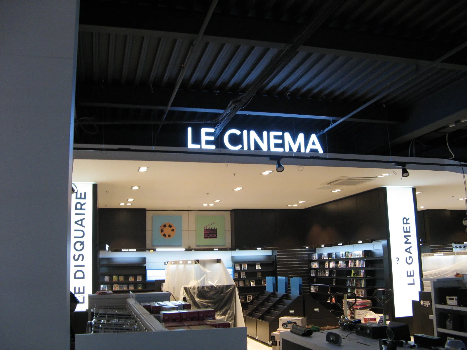 Signalétique intérieure cinéma E.Leclerc espace culturel - Kappeler signalétique commerciale
